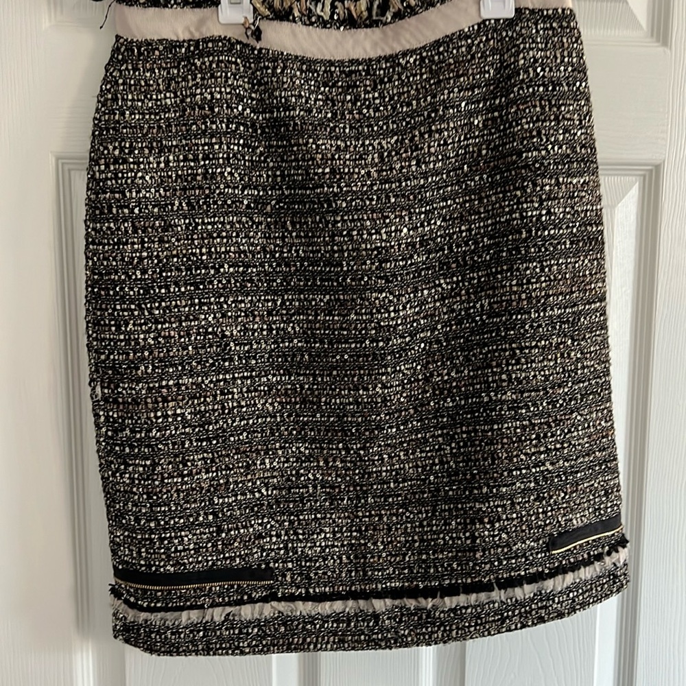 Women’s tweed skirt. Zipper up rear with zipper detail on bottom and fringe.
